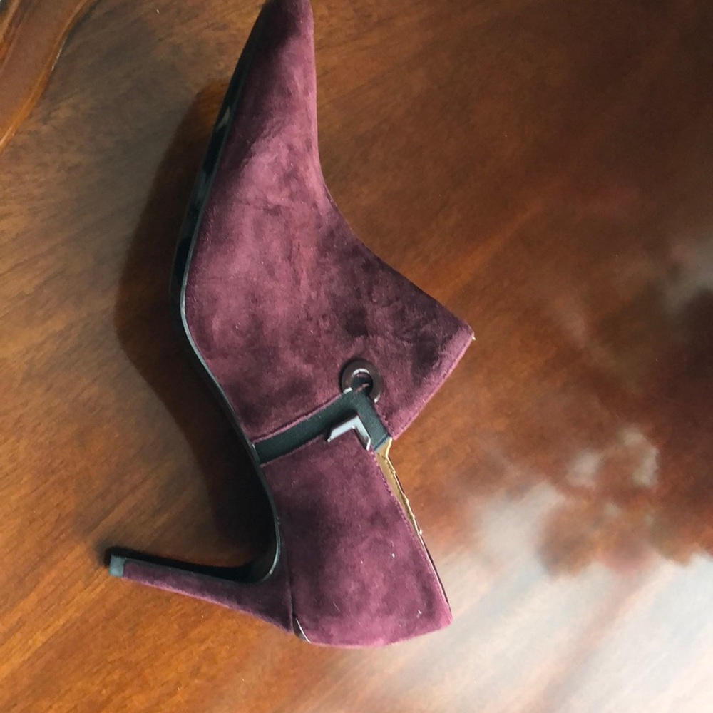 Burgundy suede shoe, 3 inch heel, never worn, beautiful style!